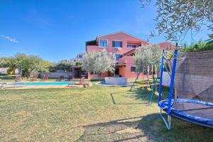 einen Spielplatz mit Schaukel im Hof in der Unterkunft Apartments Aldo in Banjole