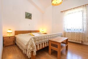 Postel nebo postele na pokoji v ubytování Apartments Zdravko + 37 fotografií