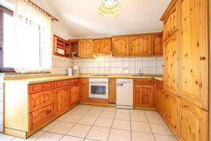 Kuchyň nebo kuchyňský kout v ubytování Apartments Zdravko