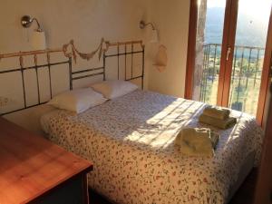 a bedroom with a bed with two towels on it at Casas Rurales Lalo y Chelo in La Aldehuela