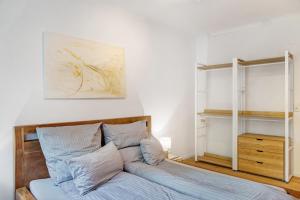 ガルミッシュ・パルテンキルヒェンにあるCryo Ix Ferienwohnungのベッドルーム1室(青いシーツが備わるベッド1台付)