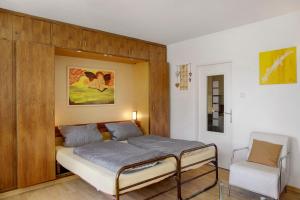 Un dormitorio con una cama y una silla dentro. en Suite Harmony, en Seefeld in Tirol 22 fotos más