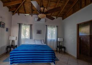 Postel nebo postele na pokoji v ubytování Seaside Inn Roatan