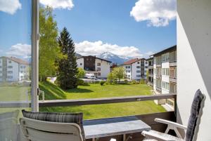 - Balcón con vistas, mesa y sillas en Suite Harmony, en Seefeld in Tirol