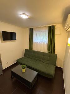 Televízia a/alebo spoločenská miestnosť v ubytovaní Caesar Apartments & Rooms