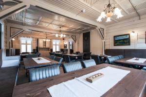 a dining room with wooden tables and chairs at Heartbreak Hotel in Nedre Heidal