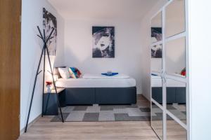 Postel nebo postele na pokoji v ubytování NEW Gästehaus Flora,Kitchen,TV,Free Parking,near Europa Park and Strasbourg
