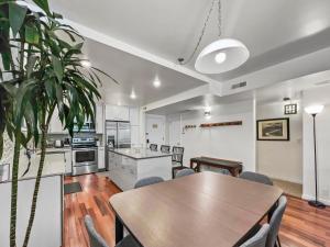 eine Küche und ein Esszimmer mit Tisch und Stühlen in der Unterkunft 129 Park Station Escape! Cozy Condo with Pool Hot Tub! Walking Distance to Main Street Town Lift! by SkyRun Park City in Park City + 43 Fotos