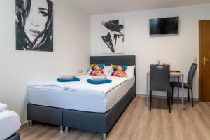 Postel nebo postele na pokoji v ubytování NEW Gästehaus Flora,Kitchen,TV,Free Parking,near Europa Park and Strasbourg