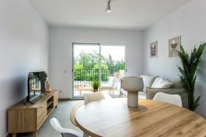 デニアにあるLuxury Apartment Denia with Pool & Montgó Viewのテーブルとソファのあるリビングルーム