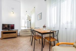 ein Esszimmer mit Tisch und Stühlen in der Unterkunft Apartments Ivonne in Ližnjan