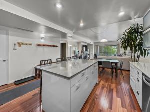 eine Küche und ein Esszimmer mit weißen Schränken und einem Tisch in der Unterkunft 129 Park Station Escape! Cozy Condo with Pool Hot Tub! Walking Distance to Main Street Town Lift! by SkyRun Park City in Park City