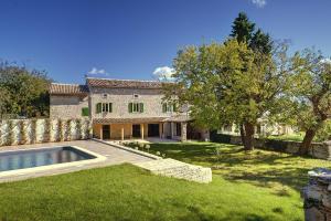 a large house with a swimming pool in the yard at Villa Krase in Svetvinčenat