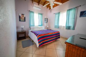 Postel nebo postele na pokoji v ubytování Seaside Inn Roatan + 37 fotografií