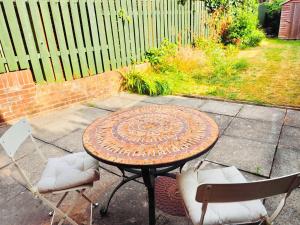 Una mesa y dos sillas en un patio. en Convenient 2 Bedroom Home with Parking in Taunton, en Taunton