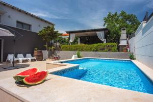 Basen w obiekcie Holiday Home Zoya lub w pobliżu