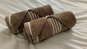 a brown and white blanket on a bed at Studio In het Dorp in Middelstum