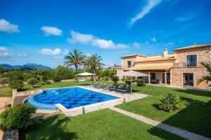une image d'une villa avec piscine dans l'établissement Casa Fortuna, à Manacor