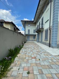 a courtyard of a house with a brick sidewalk at airport apartments camera narciso in San Maurizio Canavese