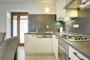 Kuchyň nebo kuchyňský kout v ubytování Holiday Home Batelani