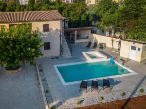 Bazén v ubytování Holiday Home Fasana nebo v jeho okolí