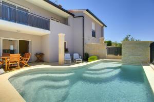 Der Swimmingpool an oder in der Nähe von Holiday Home Baldini