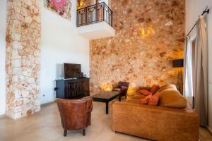 un salon avec un canapé et une table dans l'établissement Casa Fortuna, à Manacor