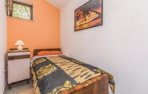 sypialnia z łóżkiem i zdjęciem na ścianie w obiekcie Holiday Home Monte Maggiore w mieście Paz