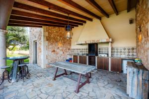 une cuisine extérieure avec une table et un comptoir dans l'établissement Casa Fortuna, à Manacor