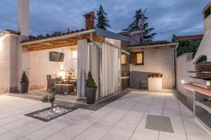 a patio with a house with a pavilion at Villa Paola in Vodnjan