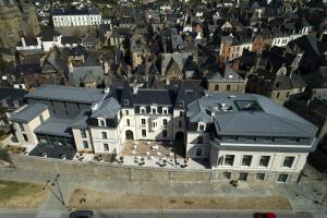 eine Luftaufnahme eines Gebäudes in einer Stadt in der Unterkunft Le Magic Hôtel & Spa in Vitré
