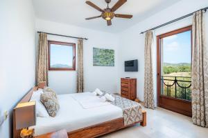 une chambre avec un lit et une fenêtre dans l'établissement Casa Fortuna, à Manacor 27 autres photos