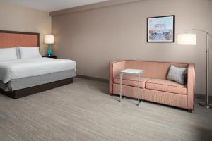 Postel nebo postele na pokoji v ubytování Hampton Inn & Suites Yonkers - Westchester