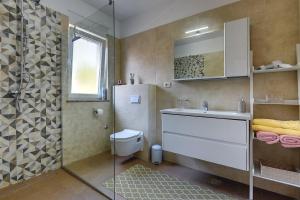 łazienka z toaletą, umywalką i prysznicem w obiekcie Holiday Home Veronika w mieście Vinkuran +24 zdjęcia