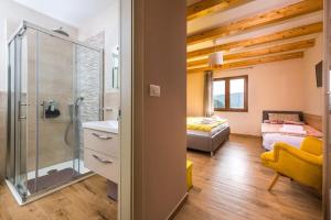 ein Badezimmer mit Dusche und ein Schlafzimmer in der Unterkunft Villa Porto in Krnica + 81 Fotos