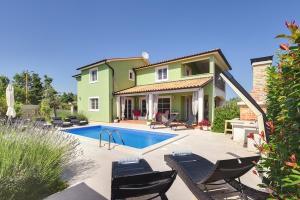 a house with a swimming pool in a yard at Villa Oliva in Krnica