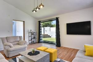 クルニカにあるVilla Korinaのソファと薄型テレビのあるリビングルーム