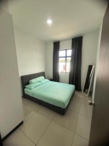 Postel nebo postele na pokoji v ubytování The Azumi Residence-3R2B Desaru + 8 fotografií