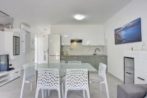 Kuchyňa alebo kuchynka v ubytovaní Villa Residence Oli A