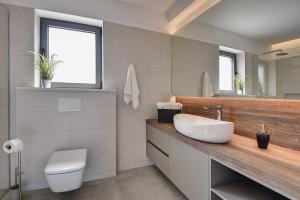 Kúpeľňa v ubytovaní Villa Joy + 37 fotografií