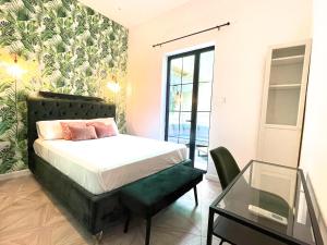 Postel nebo postele na pokoji v ubytování Eclectic Maisonette in Luqa