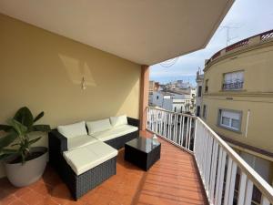 - Balcón con sofá y mesa en Apartament Cervantes, en Palamós