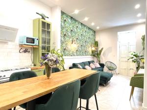 卢加Eclectic Maisonette in Luqa的厨房以及带木桌的起居室。