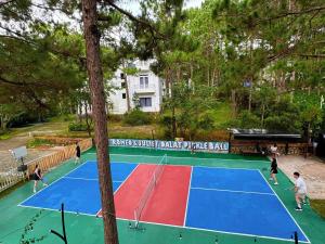 Tenis a/nebo squash v ubytování Romeo & Juliet's Hồ Tuyền Lâm Dalat nebo okolí