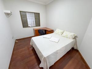 Ένα ή περισσότερα κρεβάτια σε δωμάτιο στο Casa Completa à 100m do Parque de Exposição +12 φωτογραφίες