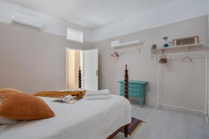 1 dormitorio blanco con 1 cama y armario azul en Casa Penchita, en Santa Cruz de Tenerife 24 fotos más