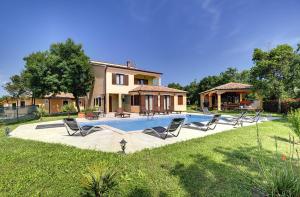 ValturaにあるVilla Fatimaの庭にスイミングプールがある家