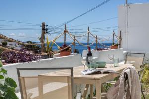 una mesa con una botella de vino en el balcón en Casa Penchita, en Santa Cruz de Tenerife