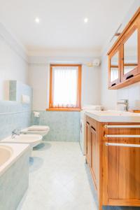 un baño con dos lavabos y dos inodoros en CASA VIDI, en Madonna di Campiglio 62 fotos más