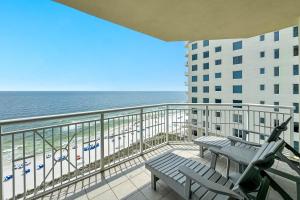 balcone con panchina e vista sull'oceano di Indigo Unit 1406e a Pensacola